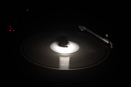 音响技术为 dj 混合和演奏音乐.乙烯基记录在燃烧火灾背景下播放照片