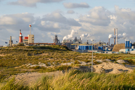 荷兰 Ijmuiden 有吸烟管道的钢铁厂的工业城市风光