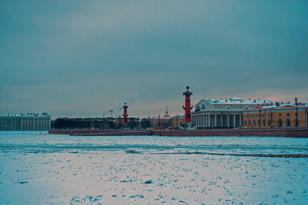 瓦西里耶夫斯基岛冬季宫殿和海军上将的斯特雷卡景观。