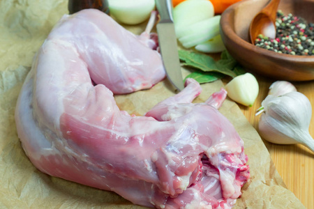 健康可口的菜肴可由鲜兔制成.准备煎兔肉照片