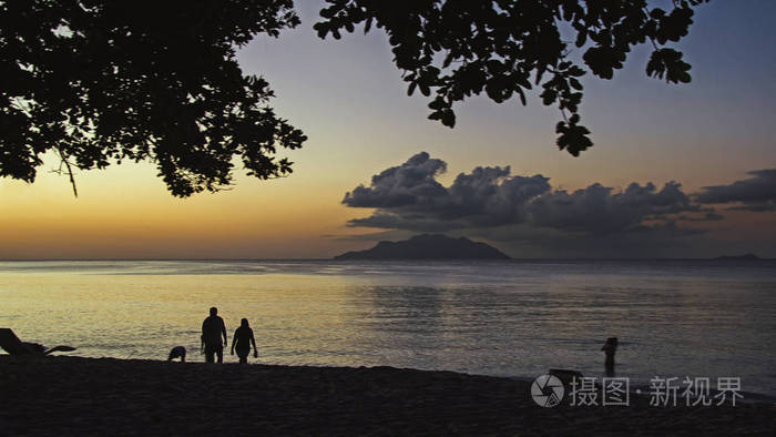 塞舌尔群岛上风景如画的五彩缤纷的日落
