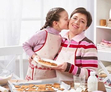 母亲和女儿烘烤饼干, 家庭厨房内部, 健康食物概念