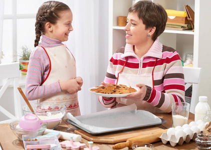母亲和女儿烘烤饼干, 家庭厨房内部, 健康食物概念