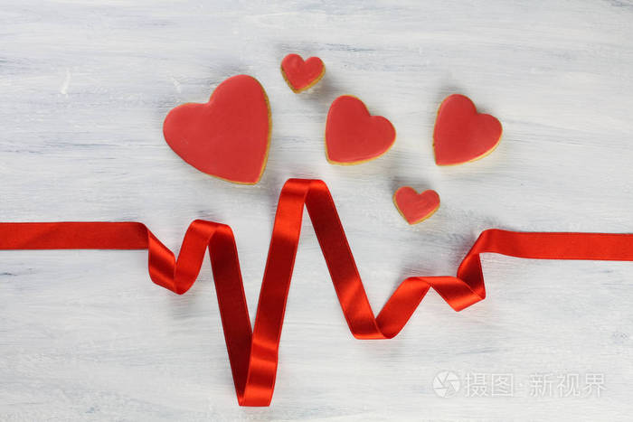 甜蜜的心和丝带形状的心脉线心脏健康概念