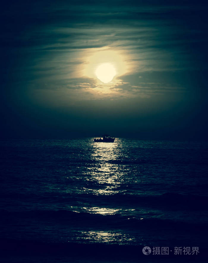 黑暗的天空和云彩. 月球漫步. 水中的反射. 夜晚美丽的海景.