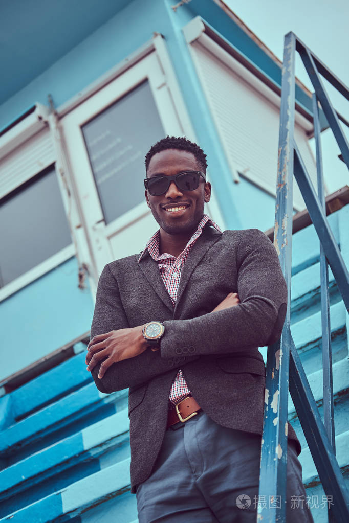 一个有吸引力的时尚非裔美国人的肖像.