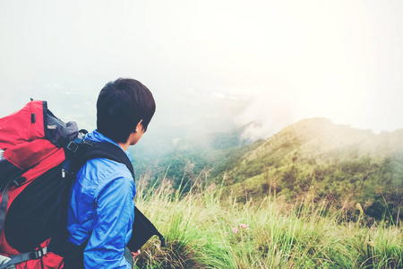 游人和旅行者与背包山在森林里