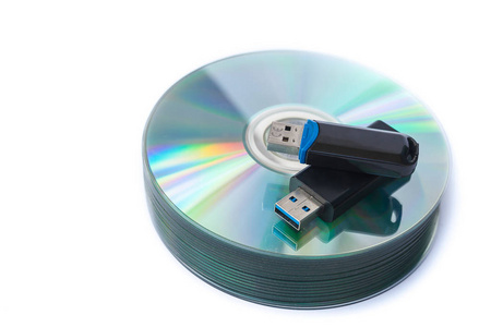 基于白色背景的堆叠 cd 上的 Usb 闪存驱动器