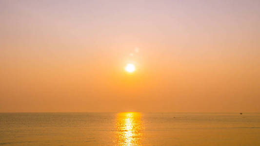 美丽的日出在海滩和海