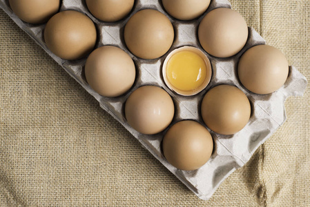 鸡蛋在鸡蛋面板上的布背景。