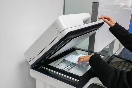 把文件放在打印机上以便在办公室里扫描和复印