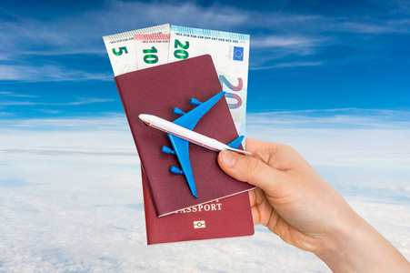 飞机, 护照和金钱在女性手旅行概念