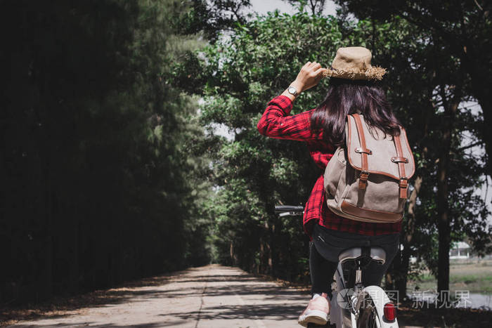 一个女人背包旅行图片图片