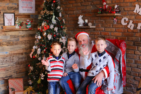 三男孩兄弟祝愿圣诞老人和送问候