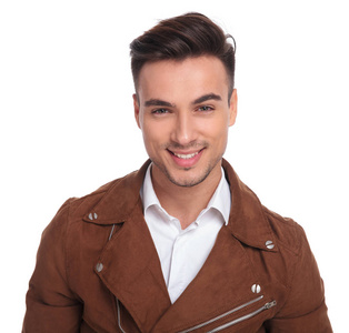 一个微笑的年轻休闲男子在皮革夹克的肖像