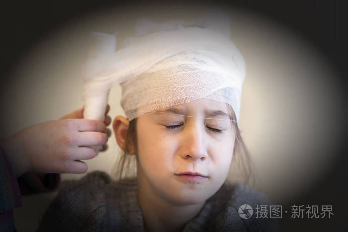 儿科医生包扎孩子的头光晕