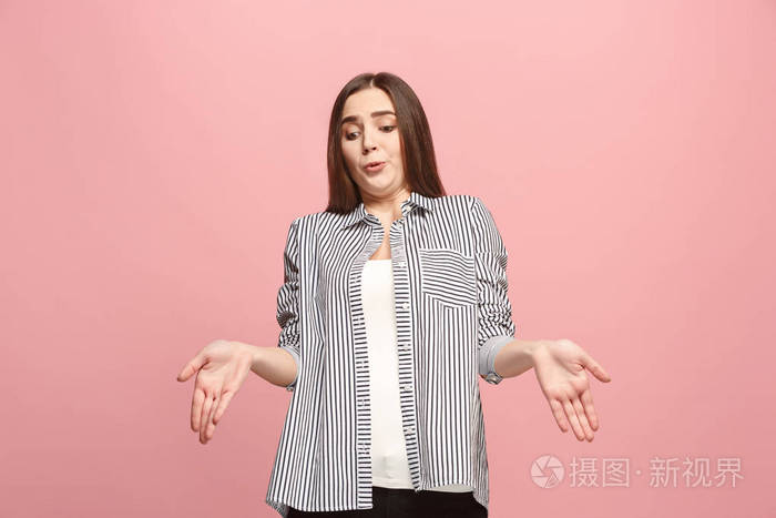 美丽的女性半长肖像孤立在粉红色演播室背景。年轻的情感惊讶的女人