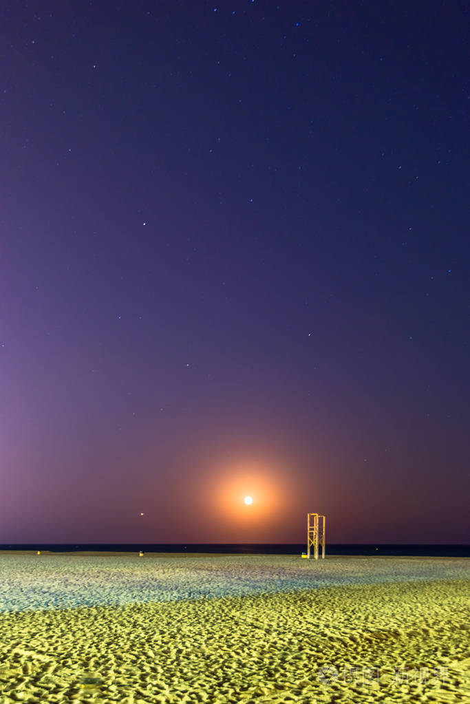 西班牙有星星和沙滩的夜空.