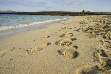 地中海的和平景象地中海的海岸，夏天人们赤脚的脚印