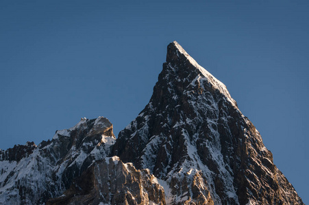 从协和营的日落视喀喇昆仑山范围的主教峰
