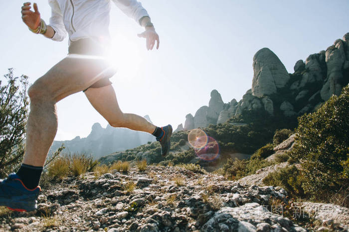 强壮健康的中年人在山公园的生活方式选择上穿着专业的运动服,穿着