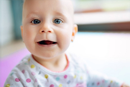 美丽的微笑可爱的女婴肖像。