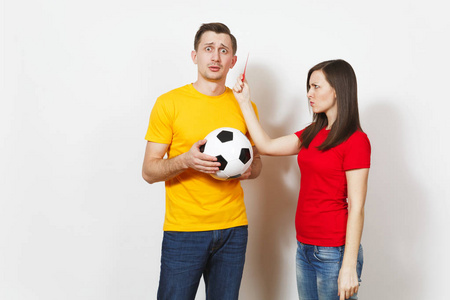 欧洲严重的严厉的年轻女子, 足球裁判员身着红色制服显示红色足球卡, 建议男子球员与足球退役从外地孤立的白色背景。体育, 橄榄球概