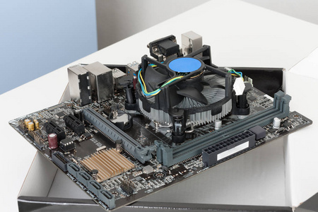 现代风扇cpu 冷却风扇安装在新的, 现代的主板上照片