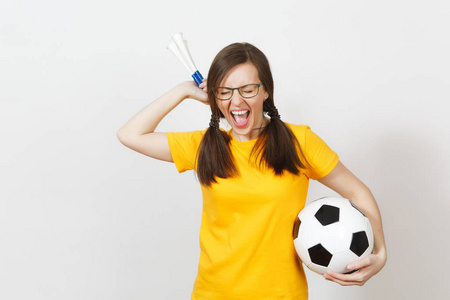 微笑的欧洲女人, 两个有趣的小马尾巴, 足球爱好者或球员在眼镜, 黄色制服举行橄榄球管, 球隔绝在白色背景。运动, 足球, 健康