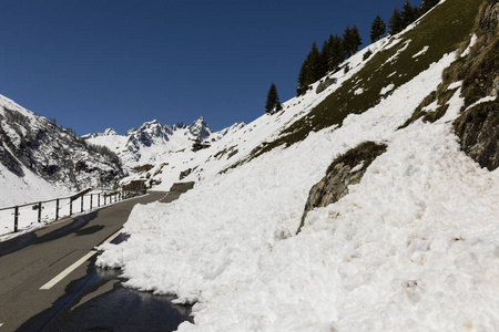 在瑞士阿尔卑斯山, 一条雪滑梯挡住了道路。