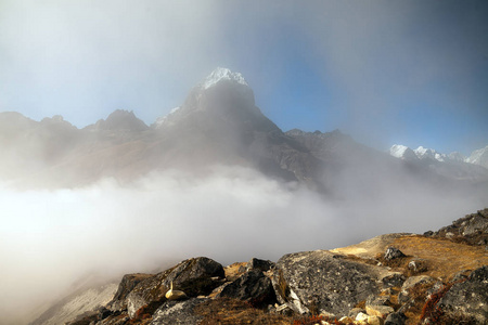 在喜马拉雅山, 尼泊尔, 徒步旅行的足迹导致珠峰大本营