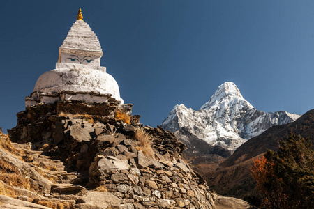 山地风景区徒步 Namche 到 Tengboche