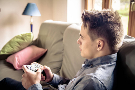 在家玩电子游戏的年轻帅哥照片