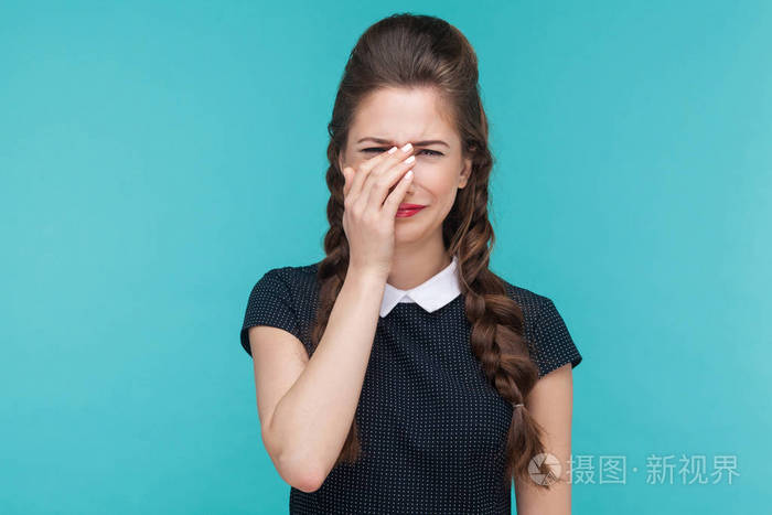 不幸的女人哭泣,悲伤地看着蓝色的背景照片-正版商用图片11jsgx-摄图
