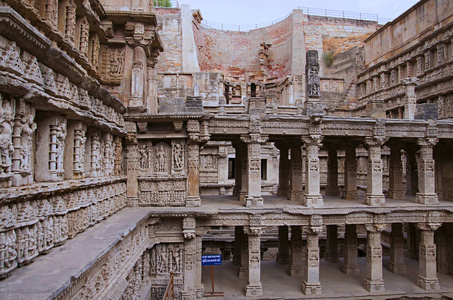 在萨拉斯瓦蒂河岸边, 一座错综复杂的建筑 stepwell, 在内墙上雕刻着偶像和一根柱子。帕坦, 古吉拉特, 印度