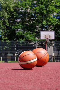 球场上的两个篮球球照片