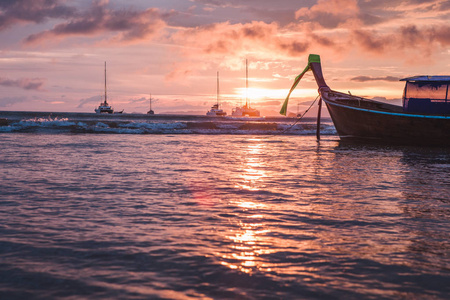 日落时的泰国船只图片