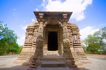 Pushpavati 河岸边的太阳寺的外观。建于 1026年27 广告, Modhera 村 Mehsana 区, 古吉拉特