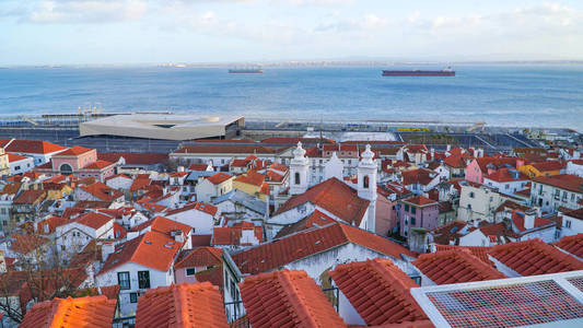 里斯本全景。鸟瞰图。里斯本是葡萄牙的首都, 也是最大的城市。里斯本是欧洲大陆最西部的首府城市, 也是大西洋沿岸唯一的一个