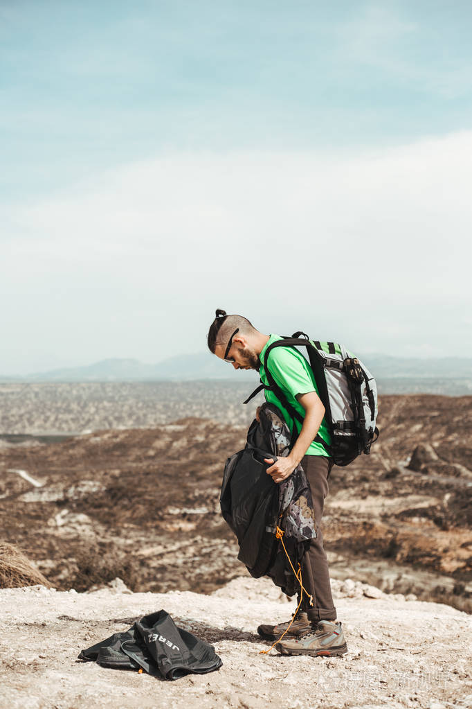 年轻的背包客徒步旅行者