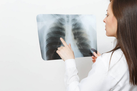 关闭医生妇女与 X 射线肺, fluorography, 伦分离在白色背景。女医生在医疗长袍听诊器。医护人员, 医学理念。肺炎.