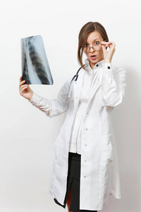 震惊医生的女人看 x 光的肺部, fluorography, 伦孤立的白色背景。女医生在医疗礼服听诊器眼镜。医护人员, 医学理念