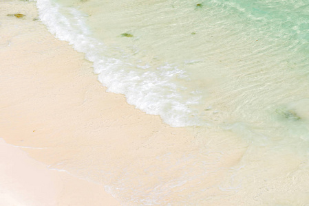 安达曼海印度洋白沙滩上蓝色的软波，以海景为背景