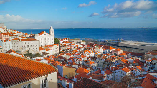 里斯本全景。鸟瞰图。里斯本是葡萄牙的首都, 也是最大的城市。里斯本是欧洲大陆最西部的首府城市, 也是大西洋沿岸唯一的一个