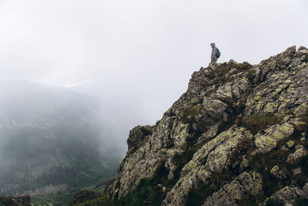 雾岩山顶部攀登人的景观
