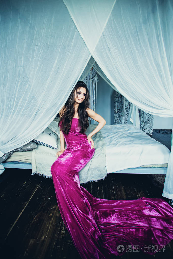 美丽性感的女人在晚礼服摆姿势