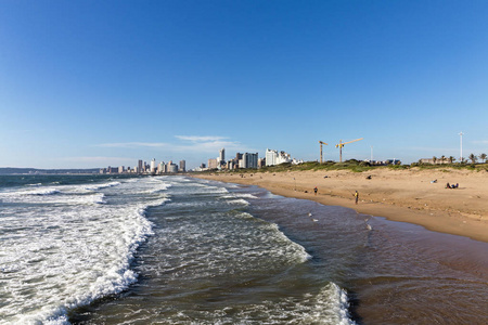 南非海岸线上的海浪破浪的沿海景观