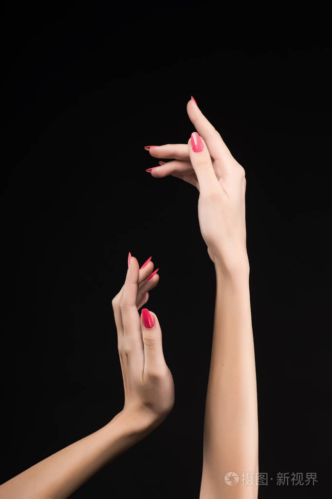美丽的女人手与粉红色指甲分离o