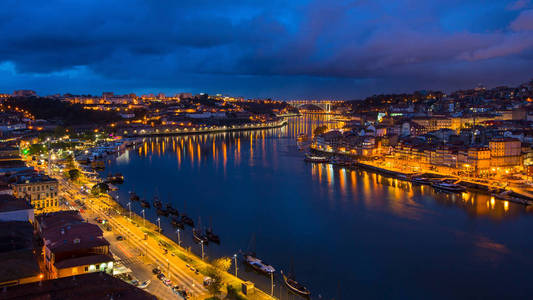 从多姆路易斯一号桥葡萄牙波尔图的杜罗河和利贝拉夜景。