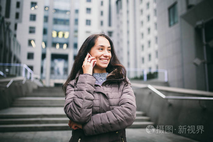 小女孩在庭院商务中心用手机聊天.